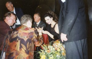 Lucia Aliberti e Alfredo Kraus con i fans alla Deutsche Oper di Berlino durante gli autografi