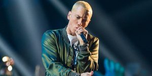 Eminem lancia nuovo album, alle critiche dice “Bitch suck my d***”